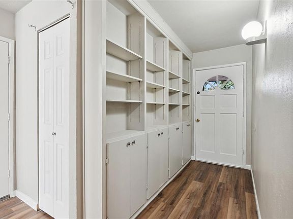 3rd image of 556 Hawthorne Dr