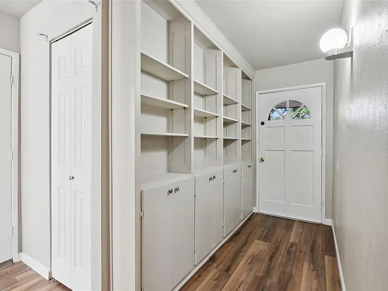 556 Hawthorne Dr — Photo 3