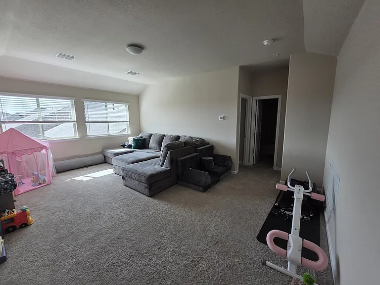 1105 Goldenrod Dr — Photo 4