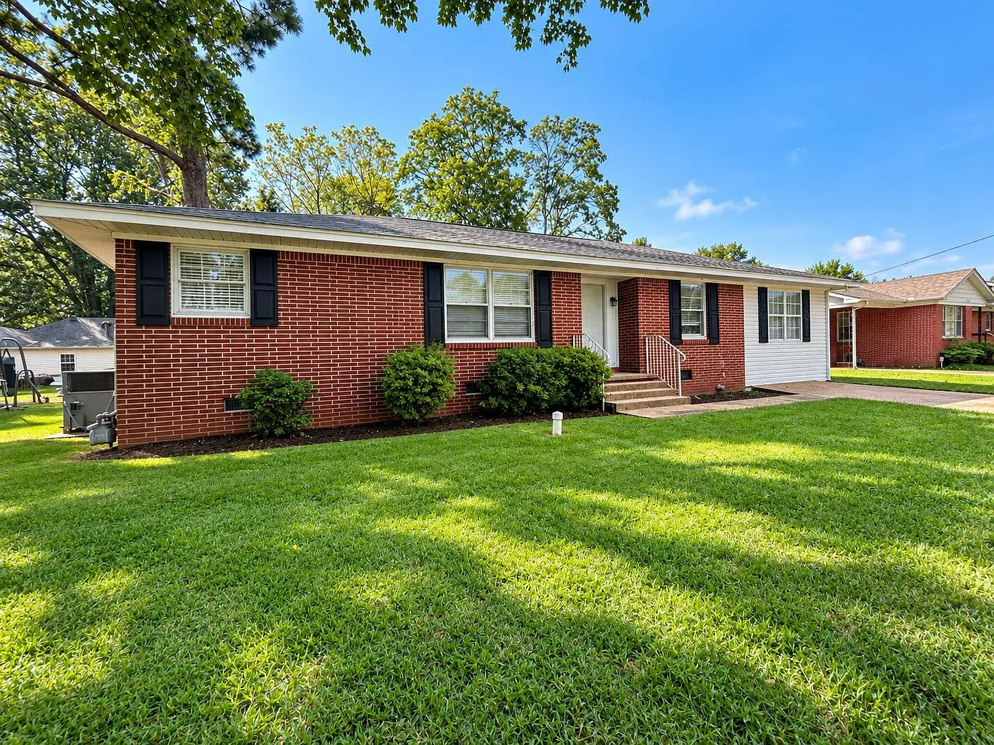 4 bed, 2.0 bath, 1400 sqft, $1,350 — Photo 2