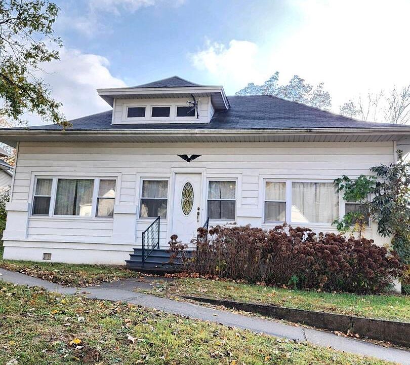 1st image of 209 E Cross St
