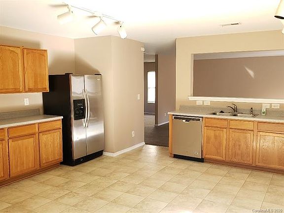 4th image of 2615 Buckleigh Dr