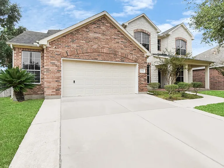 2504 Harbor Chase Dr — Photo 1