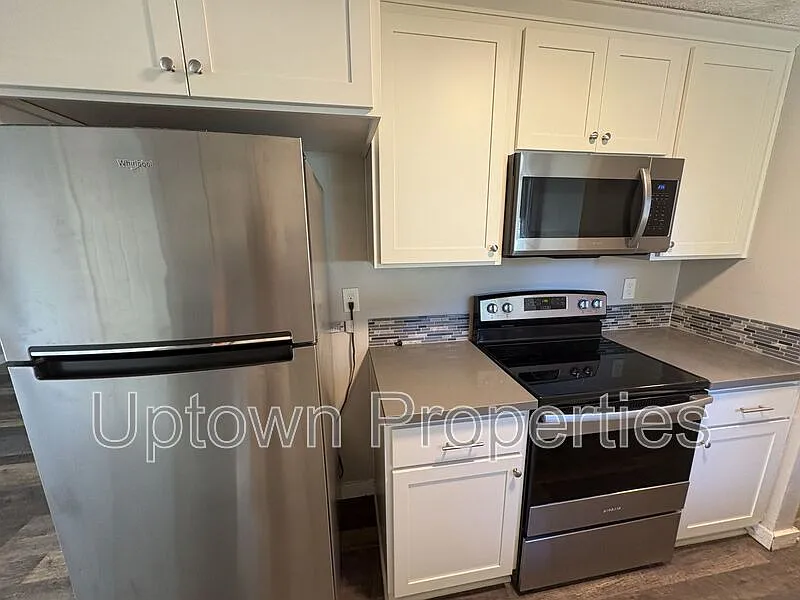 3 bed, 1.0 bath, 1100 sqft, $2,495 — Photo 3