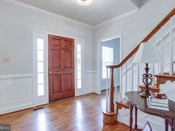 4th image of 10039 Oakton Dr