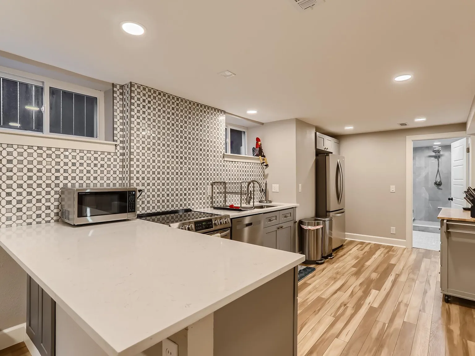 2 bed, 920 sqft, $2,200 — Photo 2