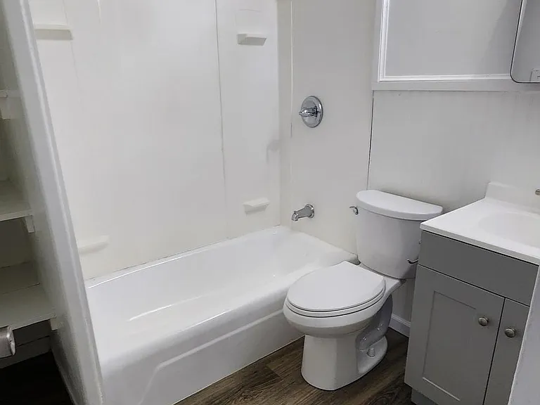 Country Club Apartments — Photo 5