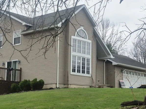 17296 Woodland Lakes Dr, Petersburg, IL 62675