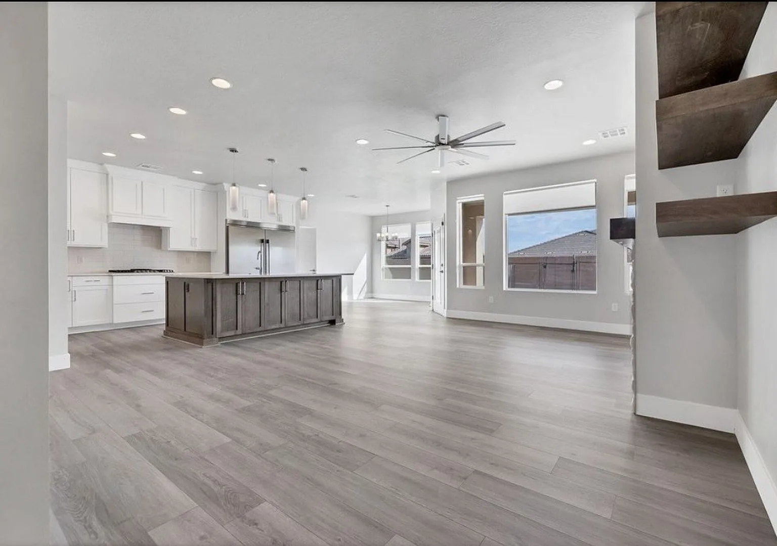 Ultimate Desert Oasis (Pool & 6 Car Garage) — Photo 4