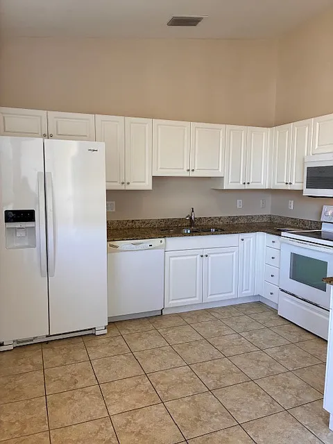 Beautiful 2/2 plus Den Condo in Terraverde Country Club — Photo 4