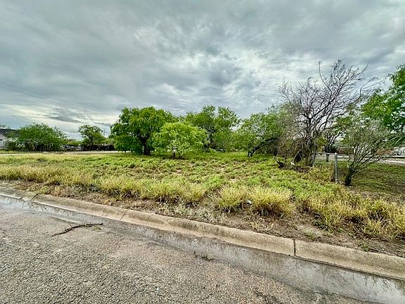 3rd image of 701 W Warren Ave