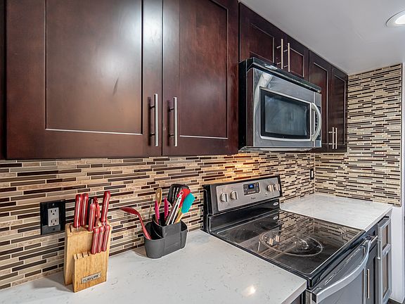 5th image of 9413 NW 39th Pl