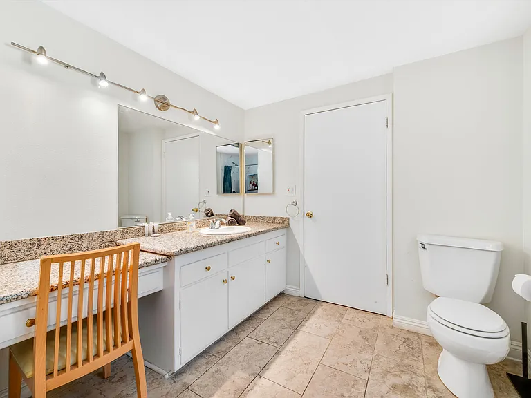 5400 Nagle Ave — Photo 4