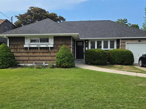 9 Leeds Lane, North Babylon, NY 11703