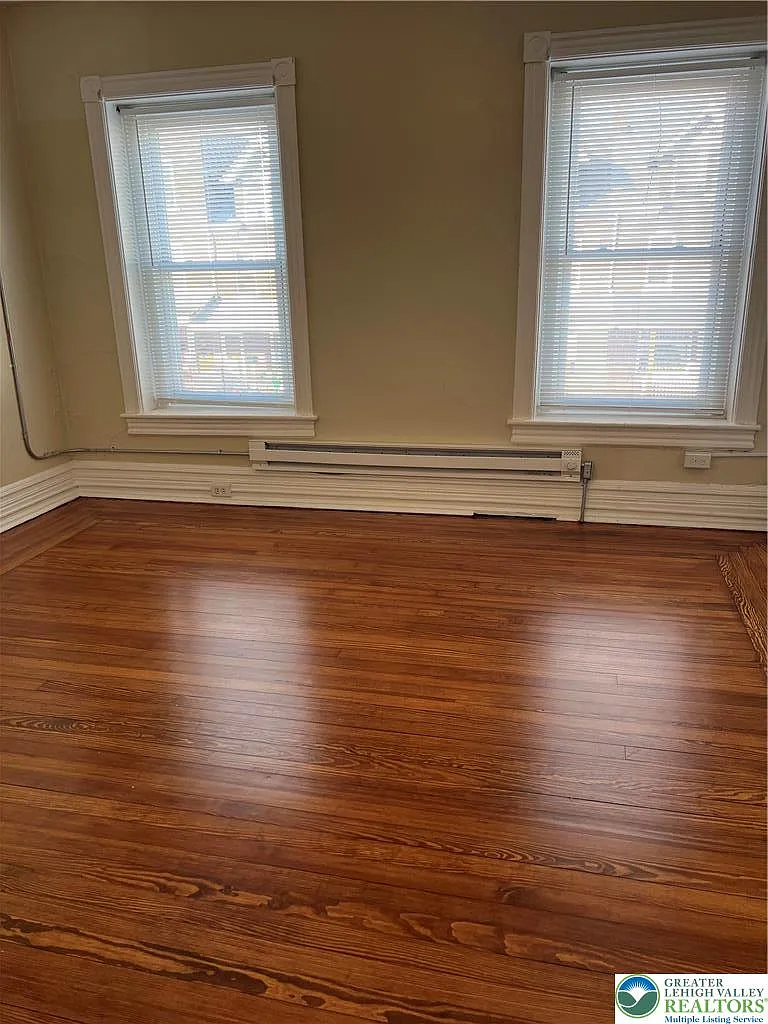 1 bed, 1000 sqft, $1,049 — Photo 2
