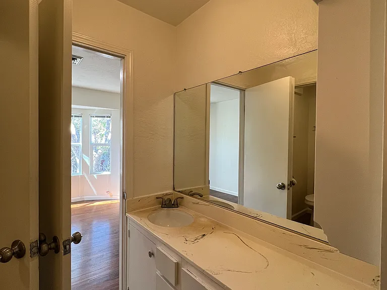 2541-2569 Le Conte Ave — Photo 31