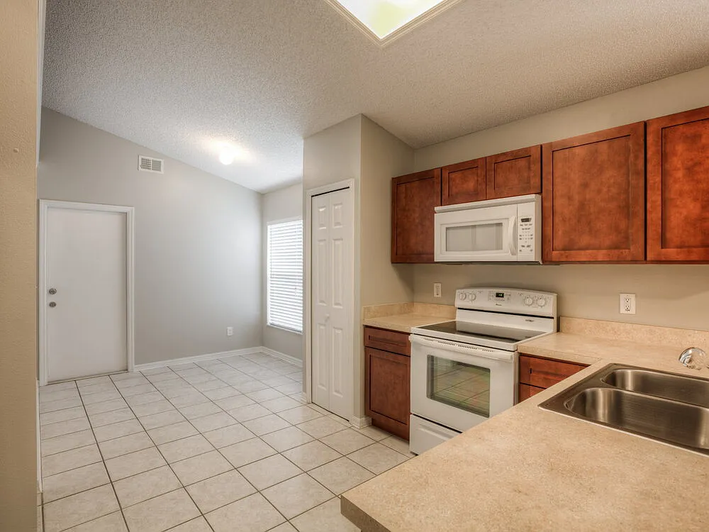 3 bed, 2.0 bath, 1598 sqft, $3,390 — Photo 4