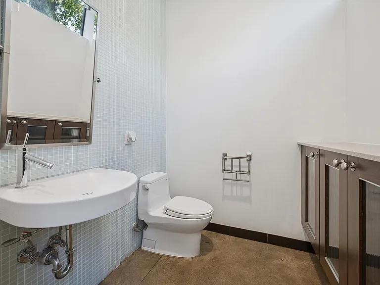118 Tuam St — Photo 28