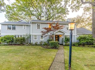 1251 Woodland Dr, Deerfield, IL 60015