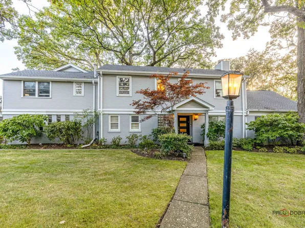 1251 Woodland Dr, Deerfield, IL 60015