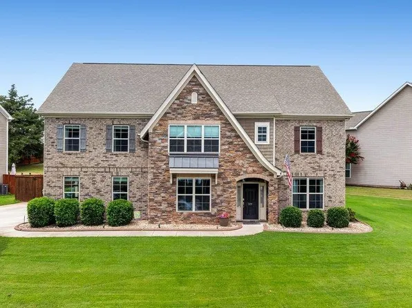 331 Leigh Creek Dr, Simpsonville, SC 29681