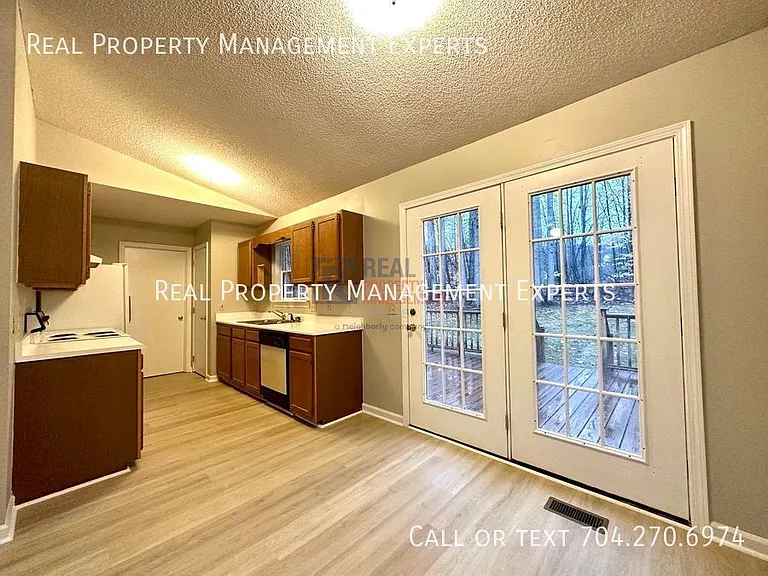 174 Overcreek Rd — Photo 5