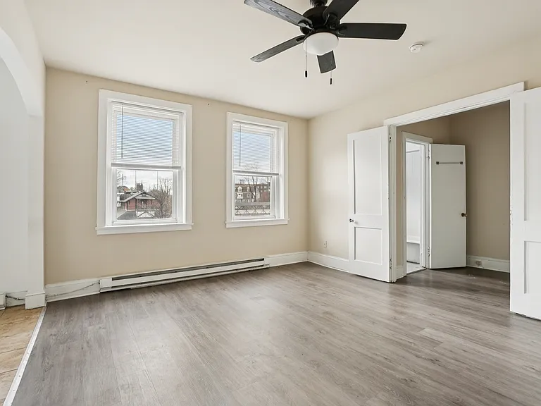 Kings Manor Apartments — Photo 26