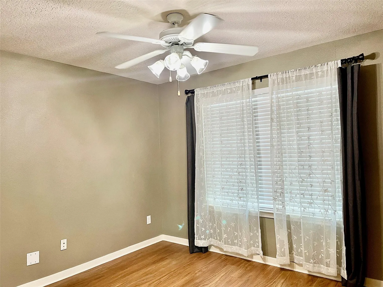 3 bed, 2.0 bath, 1377 sqft, $1,975 — Photo 2