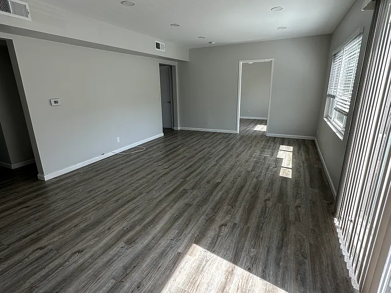 105 S Hayworth Ave #9 — Photo 2