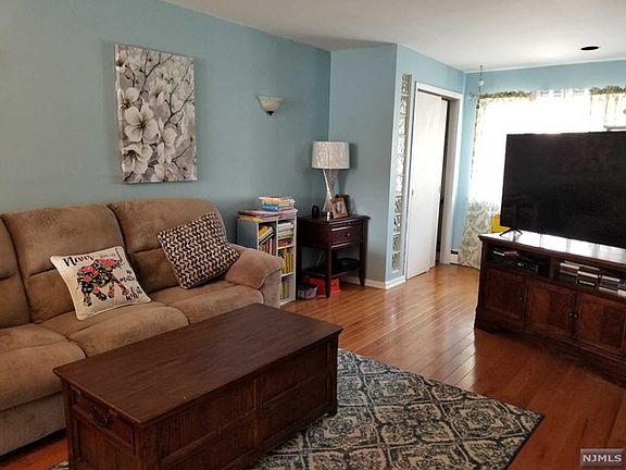 4th image of 22-12 Fairmount Pl