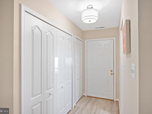 4th image of 26 Shaftsbury Ct #26