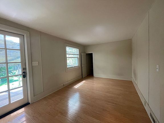 4th image of 122 University Ave