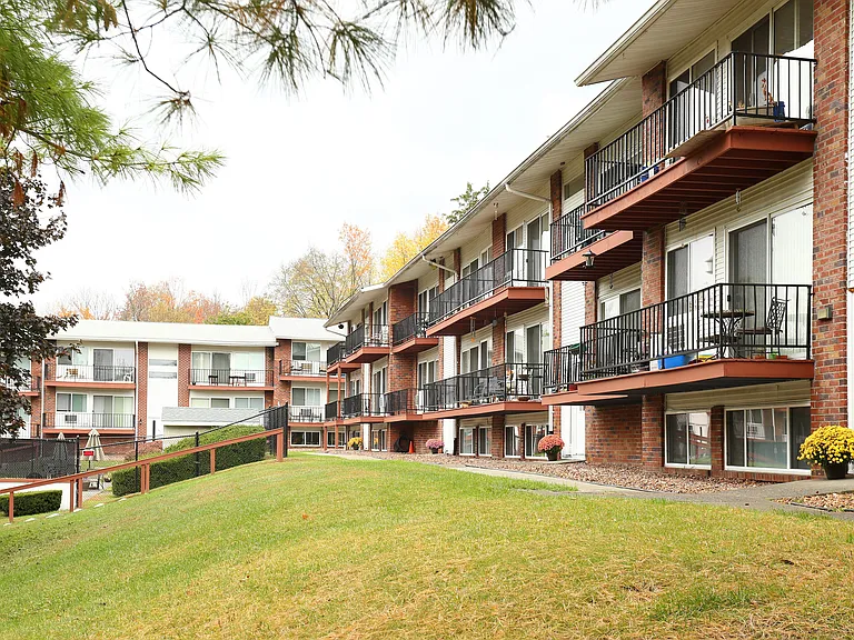 Windsor Court Apartments — Photo 14