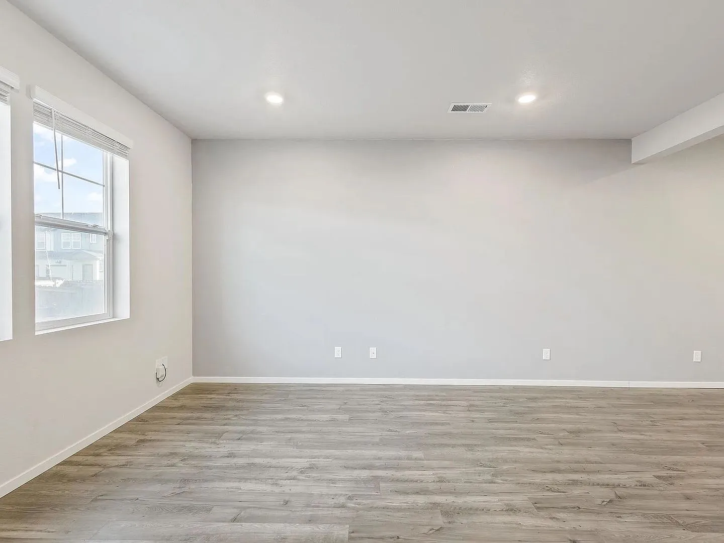 2 Story Townhouse with Central AC — Photo 3