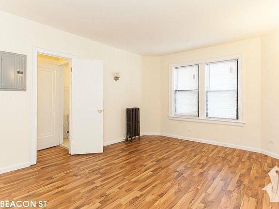 4th image of 4737 N Beacon St #1118