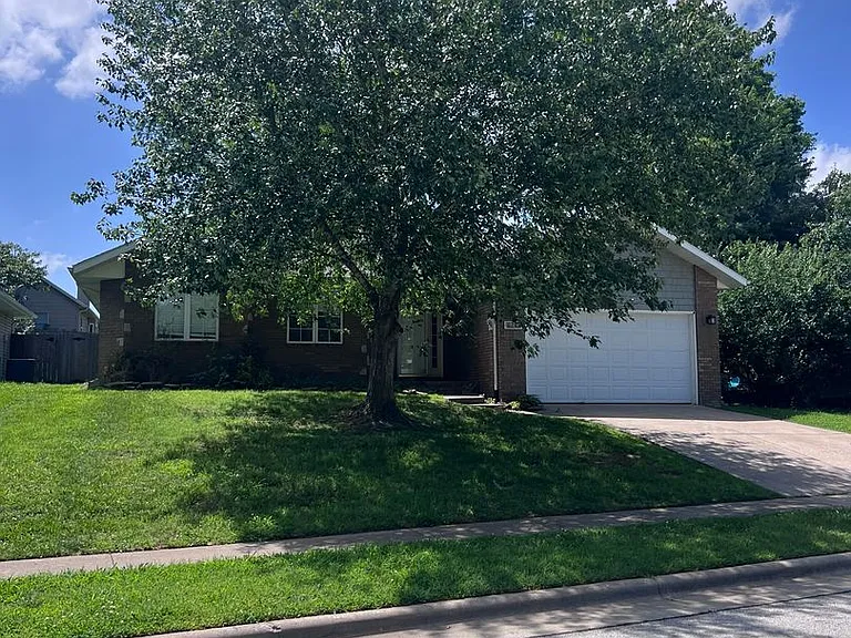 4213 S Mentor Ave — Photo 1