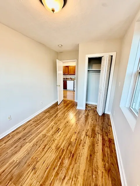 3 bed, 999 sqft, $4,575 — Photo 3
