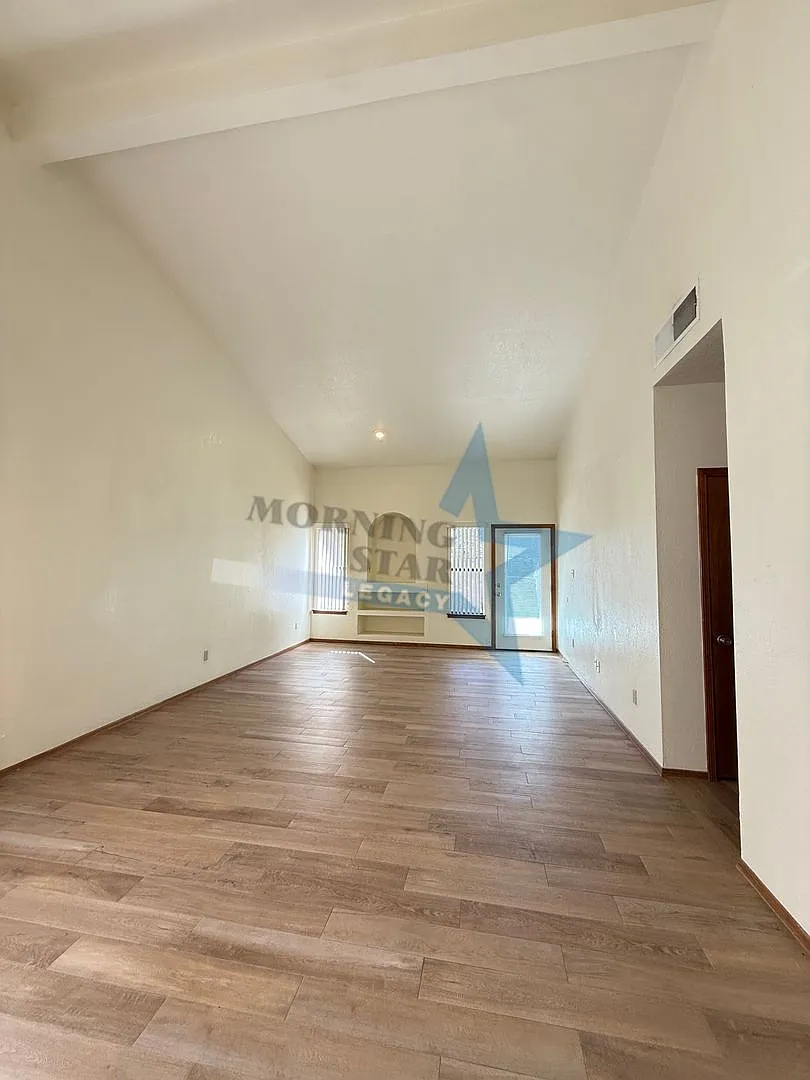 Charming 3 Bedroom Home - Location, Location, Location! — Photo 2