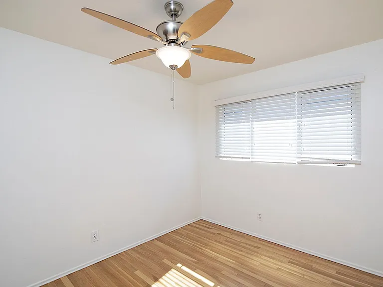 Talmadge Pacific Apartments — Photo 23