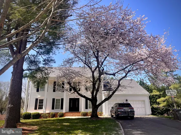 22 Hollyberry Ct, Rockville, MD 20852