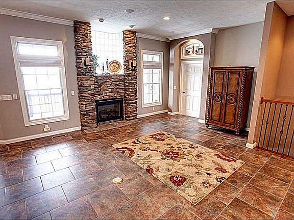 5th image of 615 Maeghann Ct