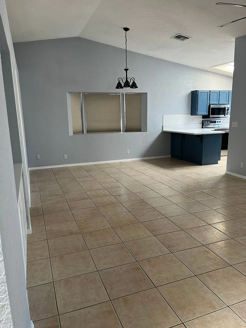 Remodeled 3 Bedroom 2 Bathroom Home — Photo 4