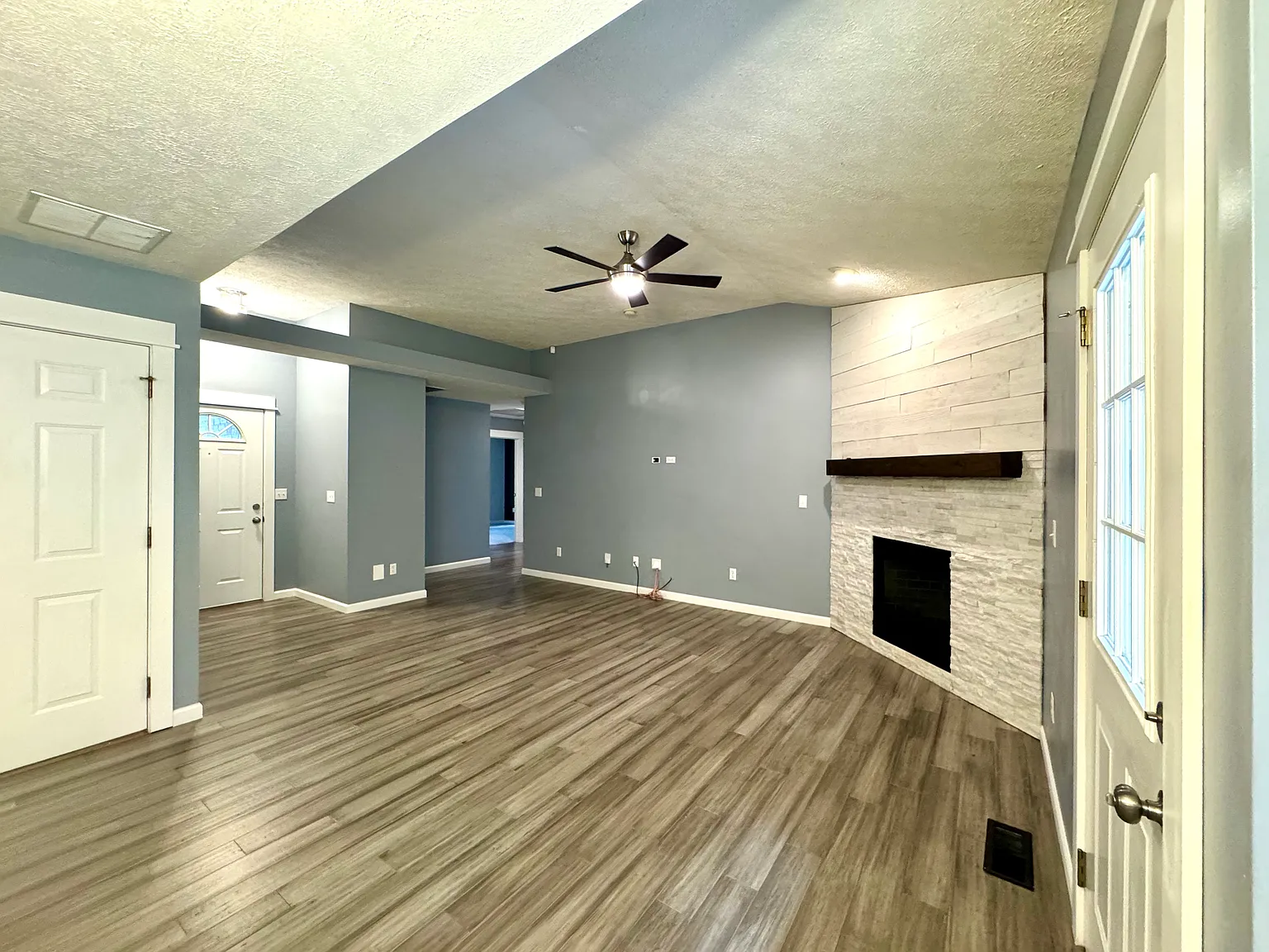 4296 S Hemlock Ave — Photo 2