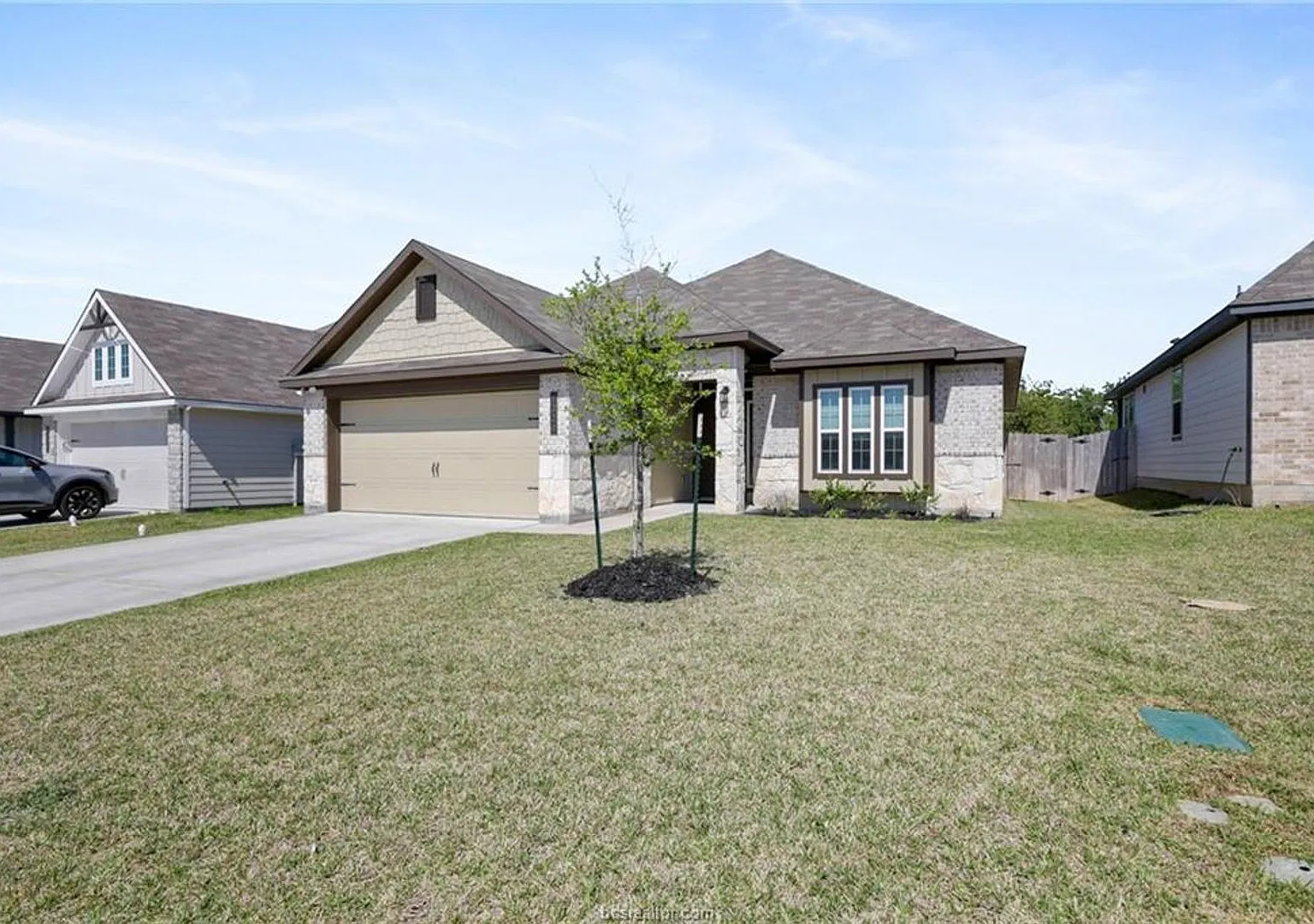 1320 Kingsgate Drive — Photo 2