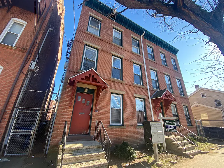 127-129 Howe St #A — Photo 3