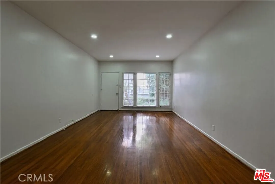 1 bed, 1.0 bath, 1000 sqft, $2,996 — Photo 2
