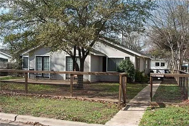 2 bed, 1.0 bath, 975 sqft, $1,900 — Photo 1