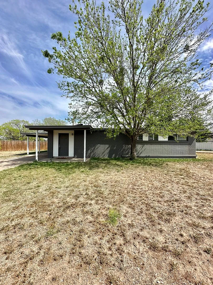 Now Available - Charming 3 Bedroom Home + Covered Porch & Privacy Fenced Yard! — Photo 3