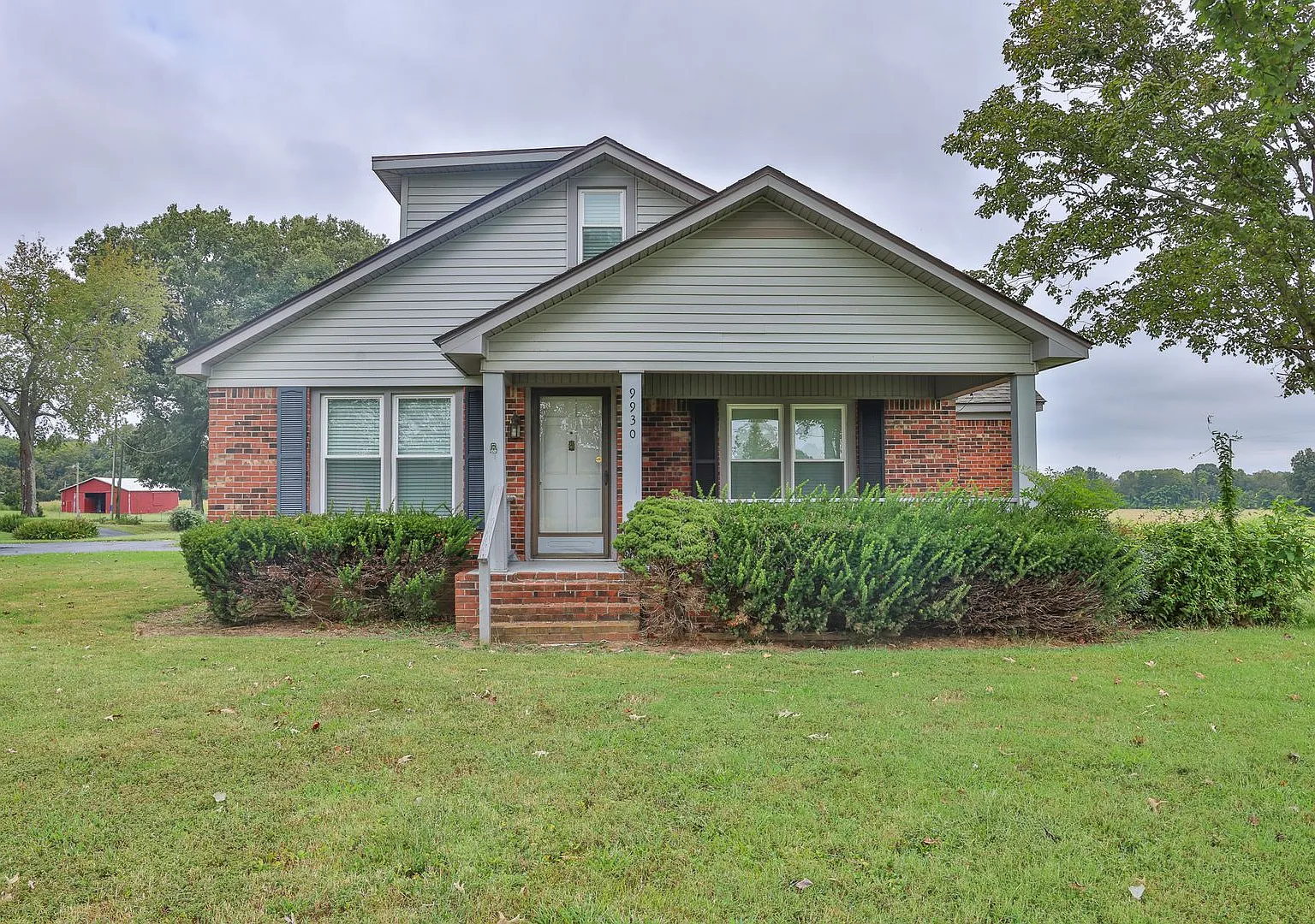Prime Location! 3 Bed Home on Highway to Martin! — Photo 1