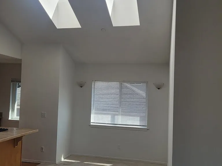 123 N Rainier Ave — Photo 2